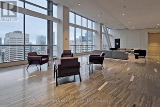 488 University Ave in Toronto, ON - Building Photo - Building Photo