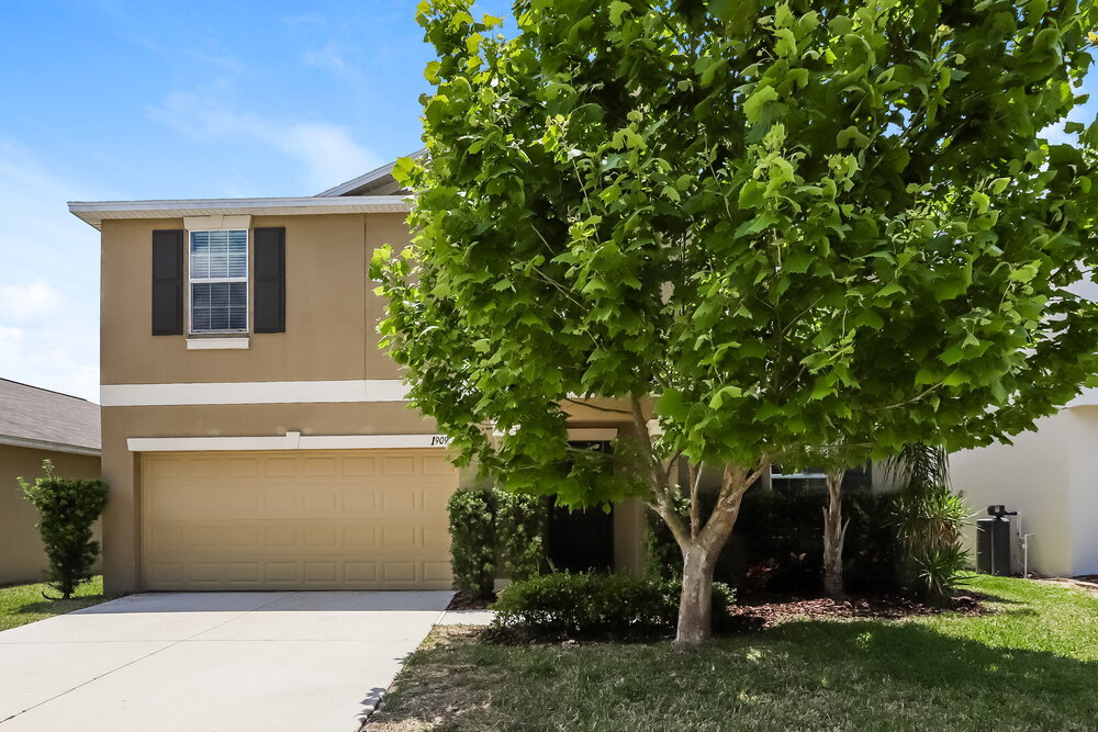 1909 Broad Winged Hawk Dr in Ruskin, FL - Building Photo