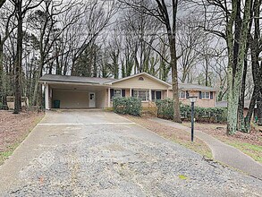 5676 Crestwood Dr SW in Stone Mountain, GA - Foto de edificio - Building Photo