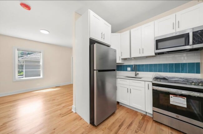 8321 S Saginaw Ave in Chicago, IL - Building Photo - Building Photo