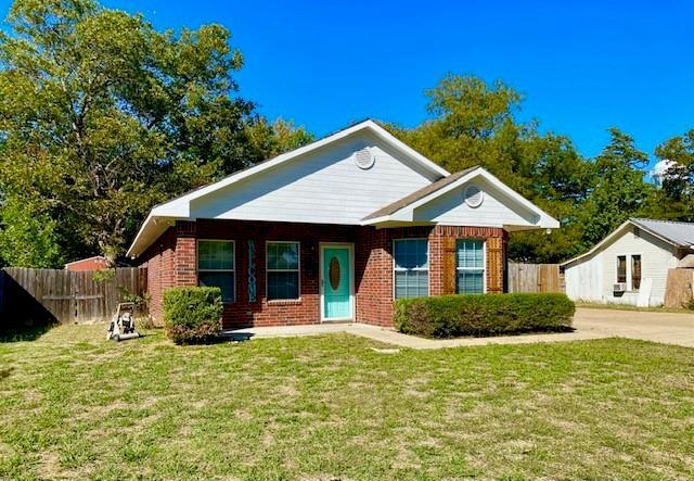 221 N Wills St in Wills Point, TX - Building Photo