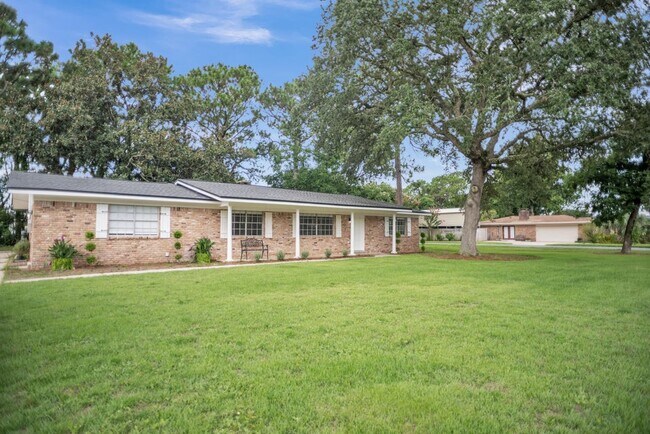 19 Magnolia Ave in Shalimar, FL - Building Photo - Building Photo