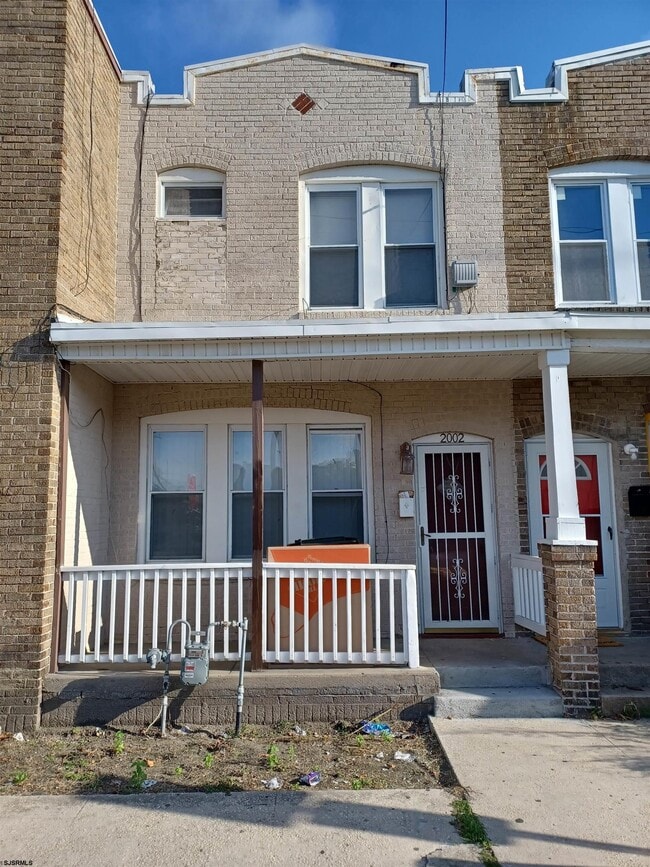 property at 2002 Grant Ave