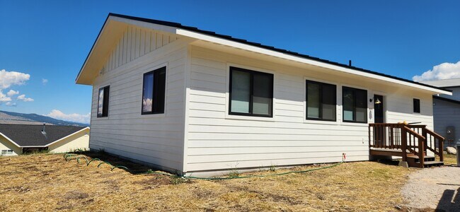 property at 1002 Hillside Ct