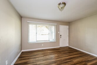 933 Lebon Dr in St. Louis, MO - Building Photo - Building Photo