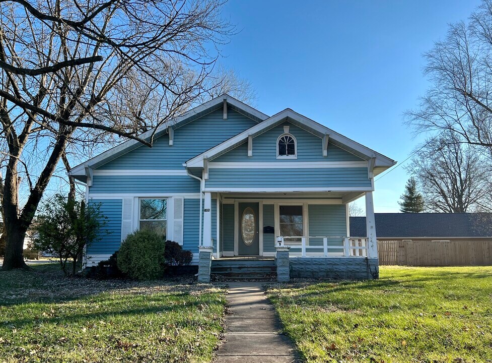 509 California St in Carterville, IL - Foto de edificio