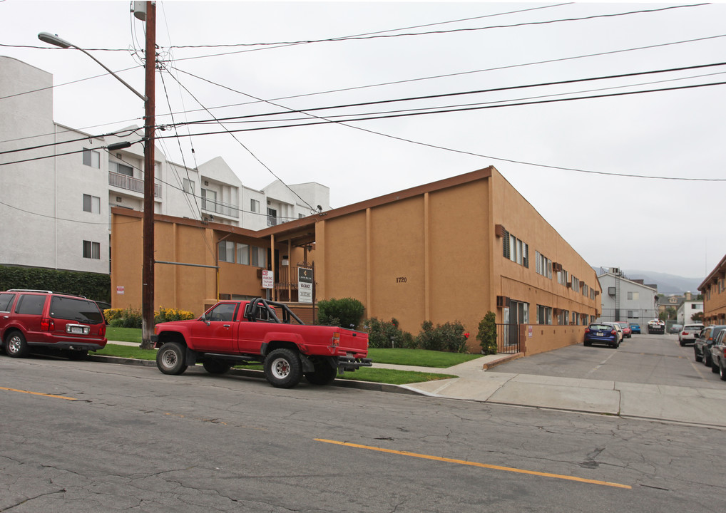 1720 Grismer Ave in Burbank, CA - Building Photo