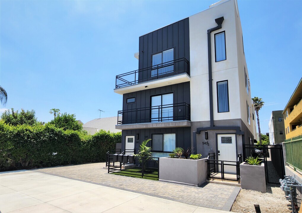 543 N Kingsley Dr in Los Angeles, CA - Building Photo