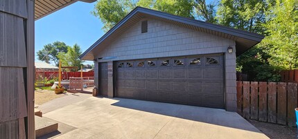 5744 Schiesel Ave in Klamath Falls, OR - Building Photo - Building Photo