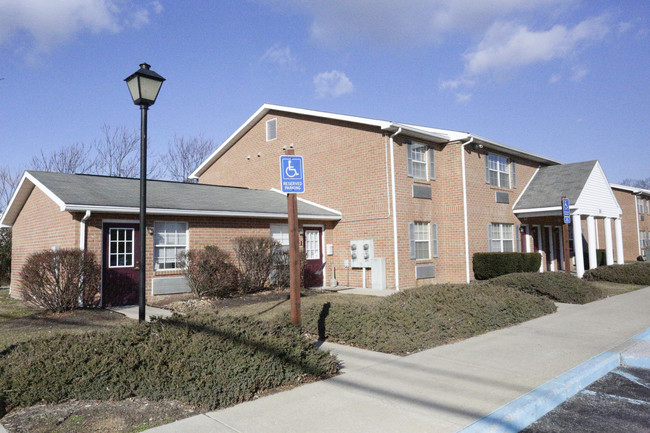 Lindsey Terrace Apartments in Martinsburg, WV - Foto de edificio - Building Photo