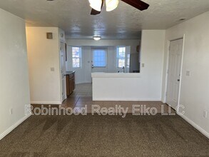 333 Spring Creek Pkwy in Spring Creek, NV - Building Photo - Building Photo