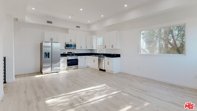 1509 Cloverdale Ave in Los Angeles, CA - Building Photo - Building Photo