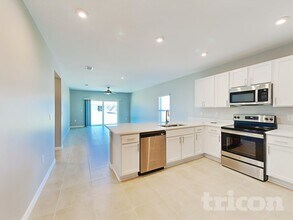 252 Garnet Ave in Poinciana, FL - Building Photo - Building Photo