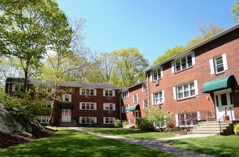 Briarwood Apartments in Branford, CT - Building Photo - Building Photo