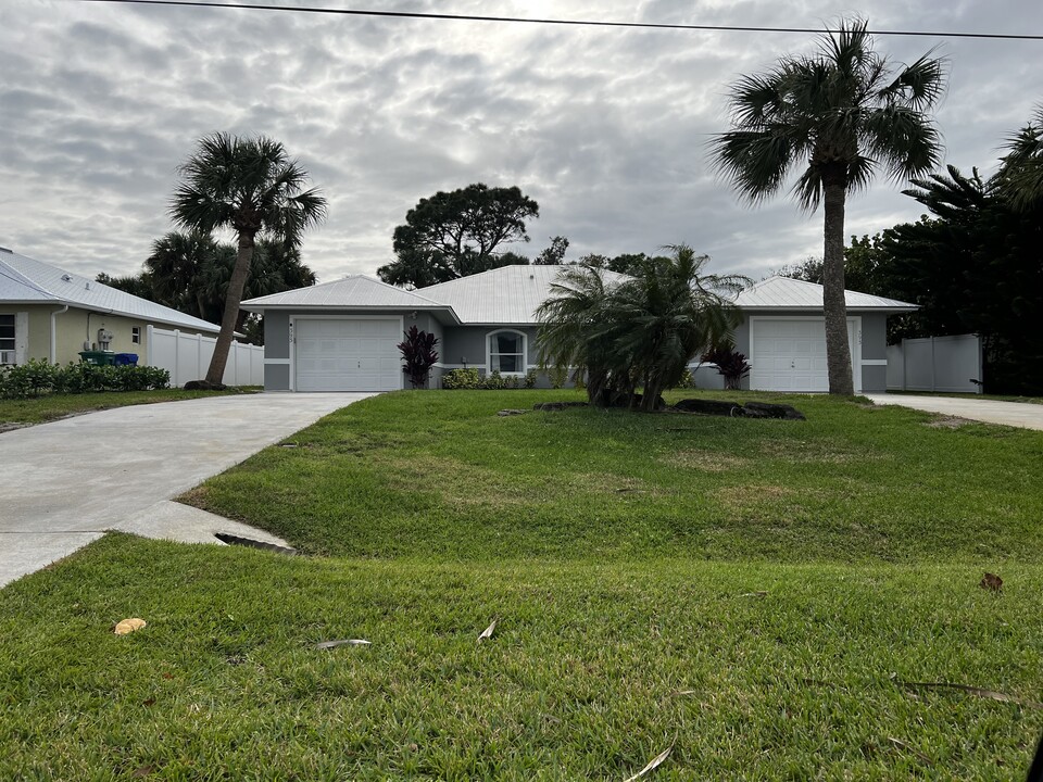 393 S Wimbrow Dr in Sebastian, FL - Building Photo