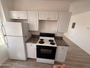 8 Gardiner St in Amsterdam, NY - Foto de edificio - Building Photo