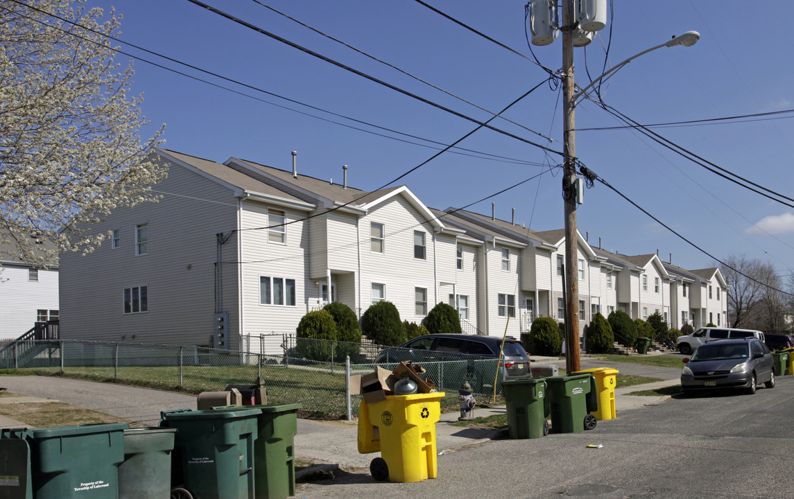 39 E 8th St in Lakewood, NJ - Building Photo