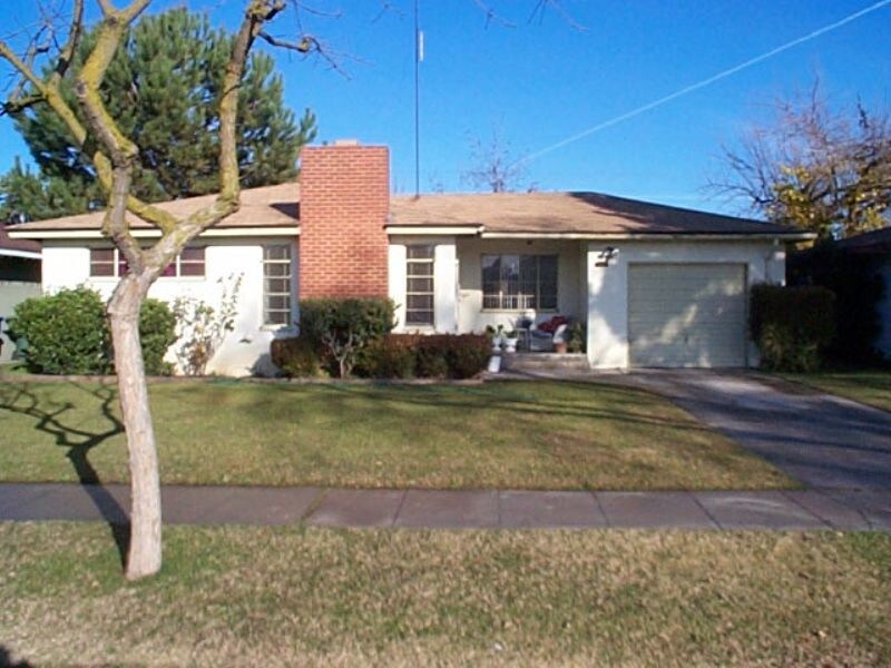 926 W Dayton Ave in Fresno, CA - Building Photo