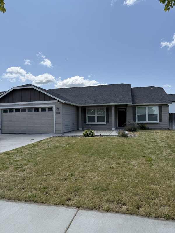 1353 E Raymond Dr in Moses Lake, WA - Building Photo - Building Photo