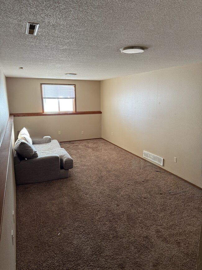 1020 Castlewood Dr in Brookings, SD - Building Photo - Building Photo