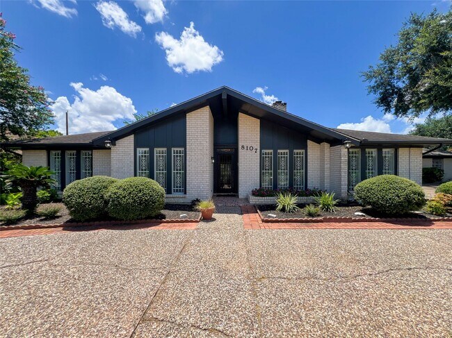 8107 S Braeswood Blvd in Houston, TX - Building Photo - Building Photo