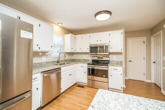 2814 Meadowhill Dr in Murfreesboro, TN - Foto de edificio - Building Photo