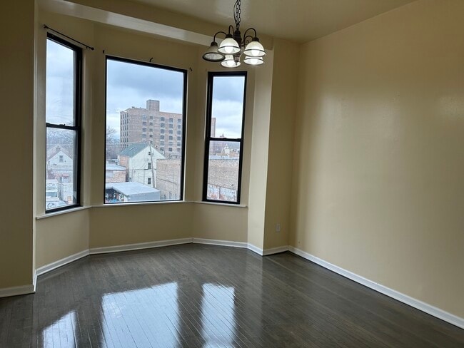 3005 W Cermak Rd in Chicago, IL - Building Photo - Building Photo