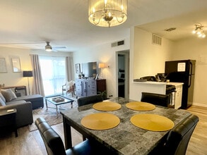 1700 SW 16th Ct, Unit SHE 28 in Gainesville, FL - Foto de edificio - Building Photo