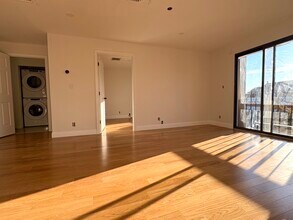 24 Corey St, Unit 305 in Everett, MA - Building Photo - Building Photo