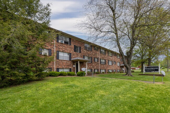 The Ravenwood Apartments in Louisville, KY - Foto de edificio - Building Photo