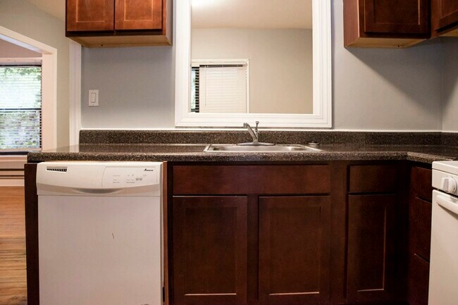 property at 732 W Roscoe St