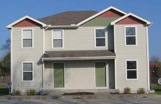 304 Baker St in Baldwin City, KS - Building Photo