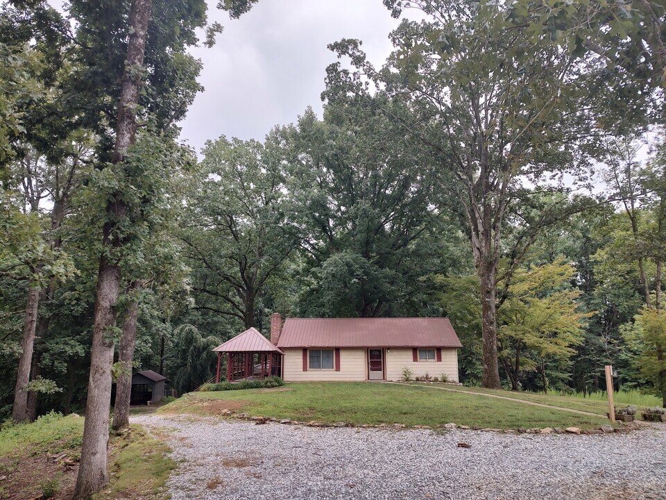 1684 Rockford Creek Rd in Clarkesville, GA - Building Photo