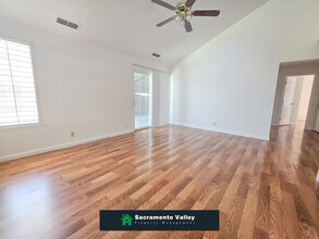 8282 Meadowhaven Dr in Sacramento, CA - Building Photo - Building Photo