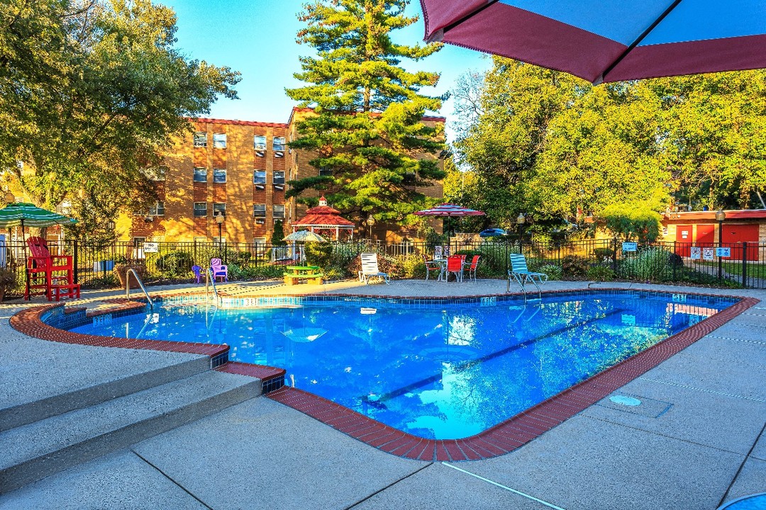 Bromley House in Philadelphia, PA - Building Photo