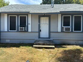 214 E Huff Ave in San Antonio, TX - Building Photo