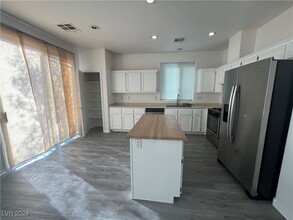 4518 Flaming Ridge Trail in Las Vegas, NV - Building Photo - Building Photo