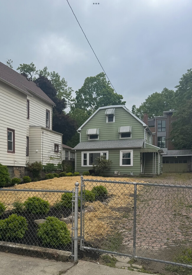 property at 1925 E 123rd St