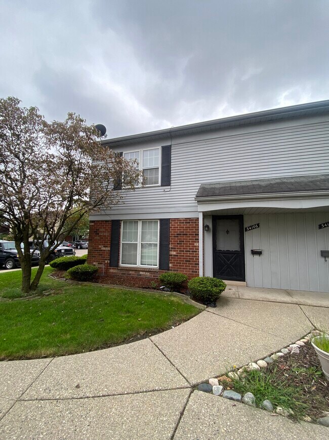 34106 Garfield Cir Rentals in Fraser, MI