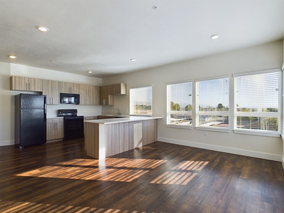 Hart Apartments in Clearfield, UT - Building Photo