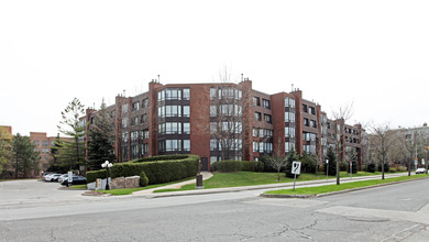 Village Mews in Toronto, ON - Building Photo - Building Photo