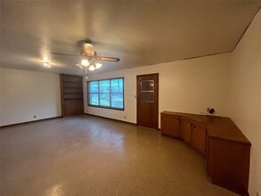 106 Jane Dr in Columbus, TX - Building Photo - Building Photo