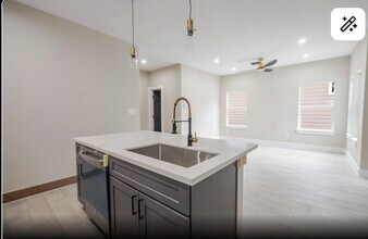 8713 Westcott Rd in Houston, TX - Building Photo - Building Photo