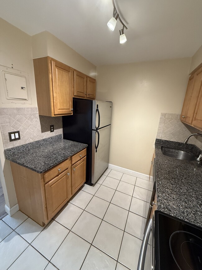 14 Dailey St, Unit L in Attleboro, MA - Building Photo - Building Photo