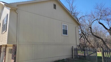 916 NE Bristol Dr in Lee's Summit, MO - Foto de edificio - Building Photo