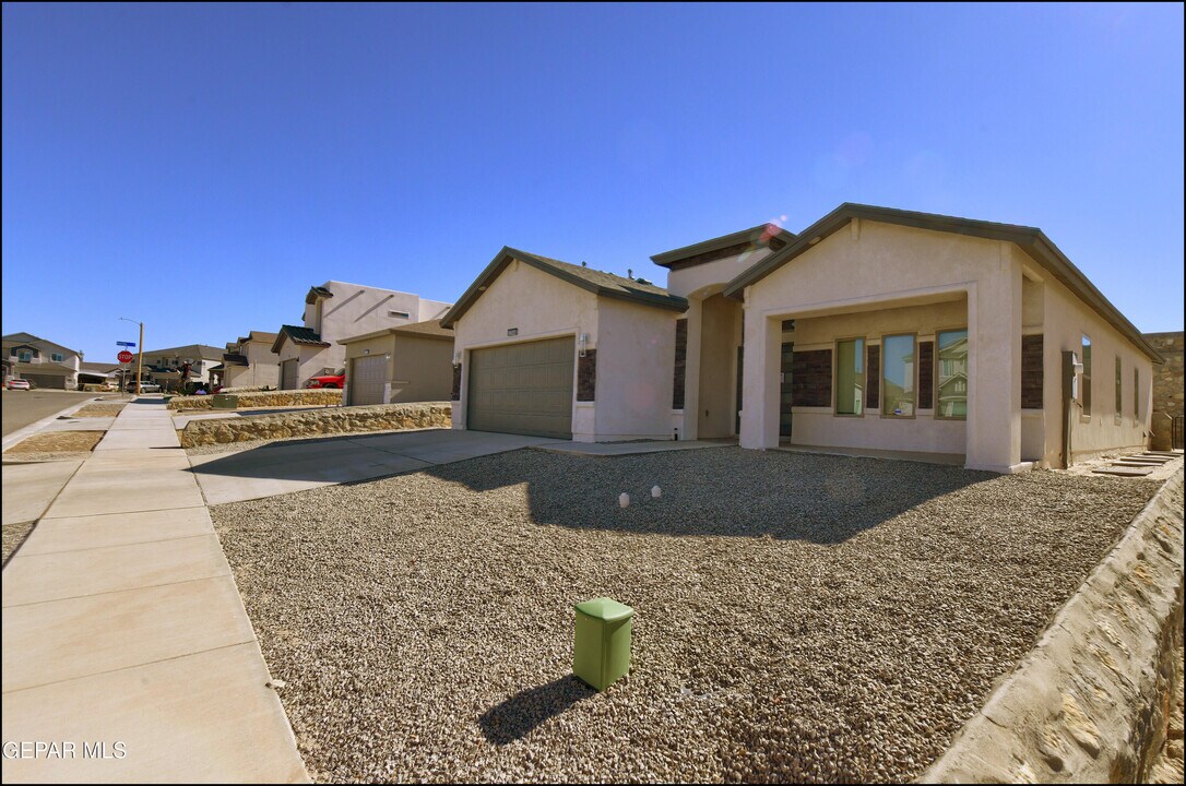 12844 Giovanni Grajeda Ave in El Paso, TX - Building Photo