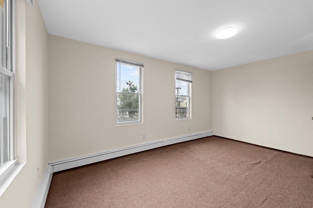144-19-144111 111th Ave in Queens, NY - Building Photo