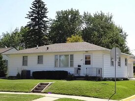 1210 W 10th St in Cedar Falls, IA - Building Photo