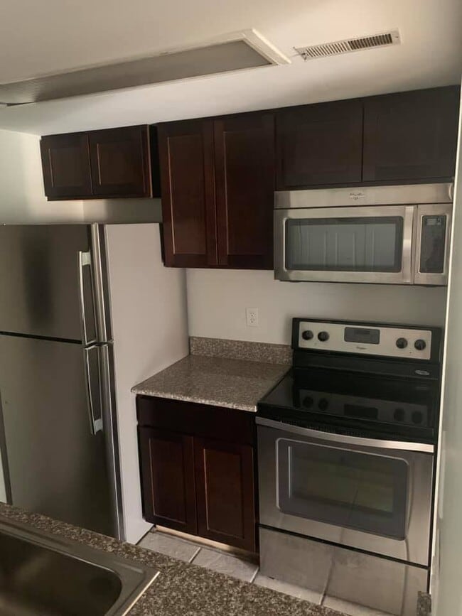 1472 W Chateau Vert St, Unit E in Ypsilanti, MI - Foto de edificio - Building Photo