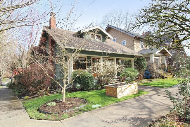 2503 SE Yamhill St in Portland, OR - Building Photo - Building Photo
